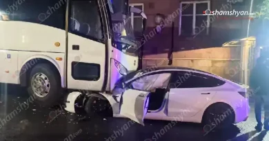 Ոչ սթափ վարորդը «Tesla»-ով մխրճվել է ՀՀ-ում ՌԴ դեսպանատան ավտոբուսի մեջ