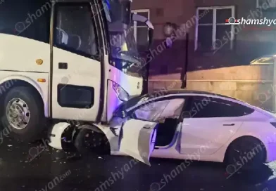 Ոչ սթափ վարորդը «Tesla»-ով մխրճվել է ՀՀ-ում ՌԴ դեսպանատան ավտոբուսի մեջ