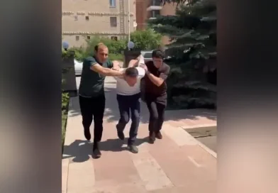 Բերման է ենթարկվել Գյումրիի «Մայր Հայաստան» հուշահամալիրի հուշարձաններից ոսկեգույն տառերը պոկած 41-ամյա տղամարդը Բերման է ենթարկվել Գյումրիի «Մայր Հայաստան» հուշահամալիրի հուշարձաններից ոսկեգույն տառերը պոկած 41-ամյա տղամարդը