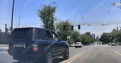 ԲԱՑԱՌԻԿ ՏԵՍԱՆՅՈՒԹ․ «Range Rover»-ի վարորդը դուրս է գալիս հանդիպակաց երթևեկելի գոտի և անցնում կարմիր լույսի տակով