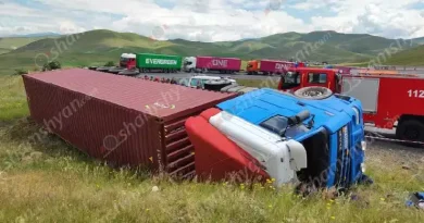Խոշոր ավտովթար՝ Շիրակի մարզում․ կցորդիչով բեռնատարը դուրս է եկել ճանապարհի երթևեկելի գոտուց և կողաշրջվել