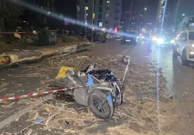 Ողբերգություն Երևանում․ ծառը արմատից պոկվել է, ընկել մոպեդի և ավտոմեքենայի վրա, մոպեդավարը մահացել է