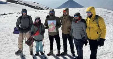 «Պապիկ-Տատիկ» նկարը, որը հանվել էր ցուցահանդեսից, բարձրացվեց Արարատի գագաթին