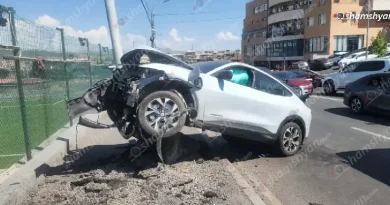 Բախվել են «Ford Fusion»-ն ու «Ford Mustang»-ը․ վերջինը բախվել է երկաթե էլեկտրասյանը և մասամբ հայտնվել դրա վրա․ կա վիրավոր․ ԼՈՒՍԱՆԿԱՐՆԵՐ