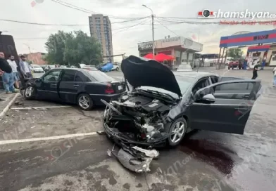 Շղթայական ավտովթար՝ Երևանում. բախվել են «Mercedes»-ը, «Chevrolet»-ը, «Kia»-ն և «Toyota»-ն. կա 3 վիրավոր. ԼՈՒՍԱՆԿԱՐՆԵՐ