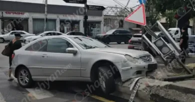 «Mercedes»-ը բախվել է հետիոտնի համար նախատեսված լուսացույցին,կոտրել այն և հայտնվել արգելապատնեշի վրա․ ՏԵՍԱՆՅՈՒԹ