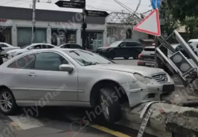 «Mercedes»-ը բախվել է հետիոտնի համար նախատեսված լուսացույցին,կոտրել այն և հայտնվել արգելապատնեշի վրա․ ՏԵՍԱՆՅՈՒԹ
