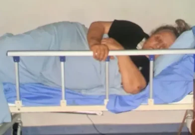 «Թողեք մի տեղ պառկեմ, մեռնեմ». Կալանավոր կնոջը պատգարակով քարշ են տալիս հիվանդանոցից հիվանդանոց․ «Հրապարակ»