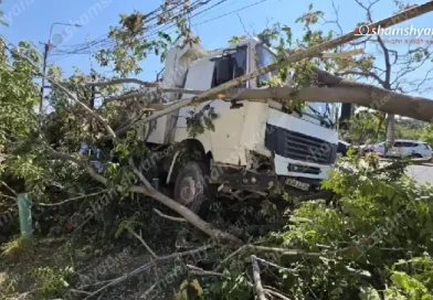 «KamAZ»-ը բախվել է ծառերին, ապա կոտրել գազատար խողովակի երկաթե հենասյուները
