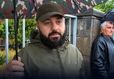 «ՊՆ-ի անունը թող փոխեն, դնեն «Պապիկյան Beauty սալոն»». Կարեն Արայան